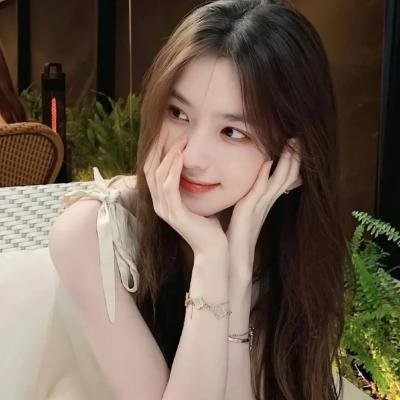 当红小花私下抽烟，一个月内幕曝光，经纪人连夜公关